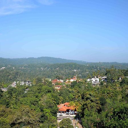 Red Chillies Tourist Inn Kandy Bagian luar foto