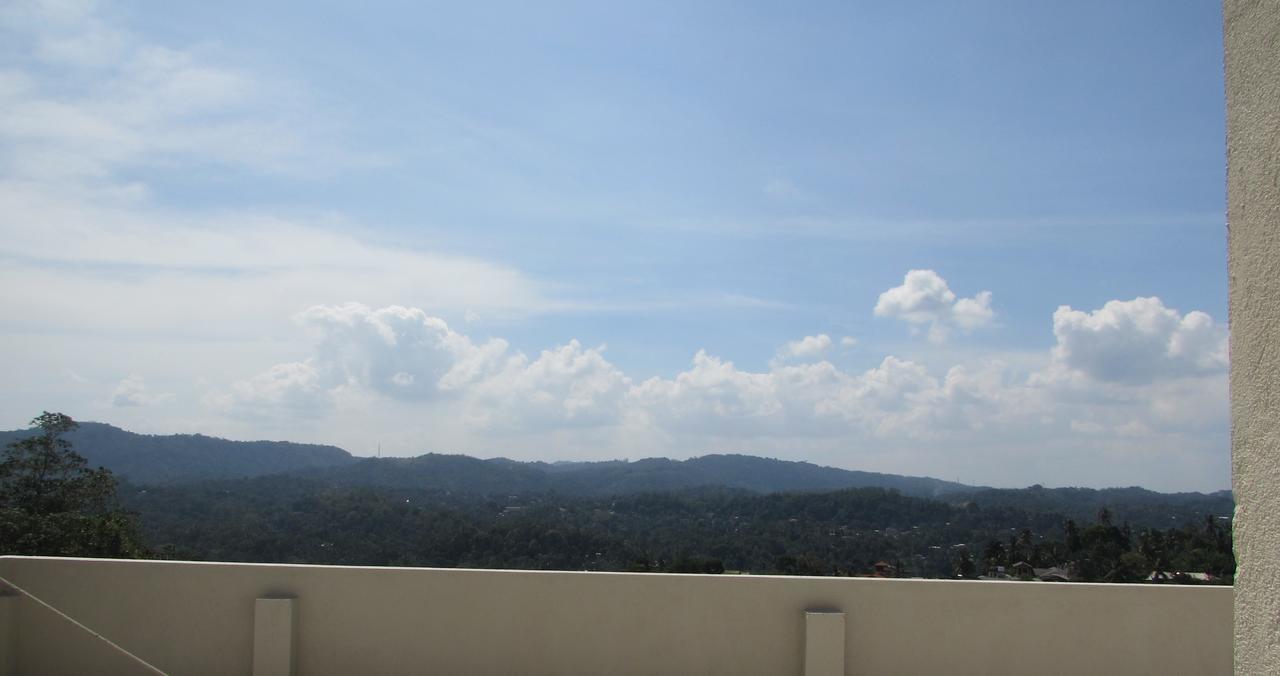 Red Chillies Tourist Inn Kandy Bagian luar foto