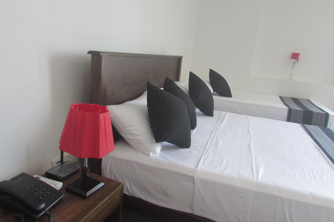 Red Chillies Tourist Inn Kandy Bagian luar foto