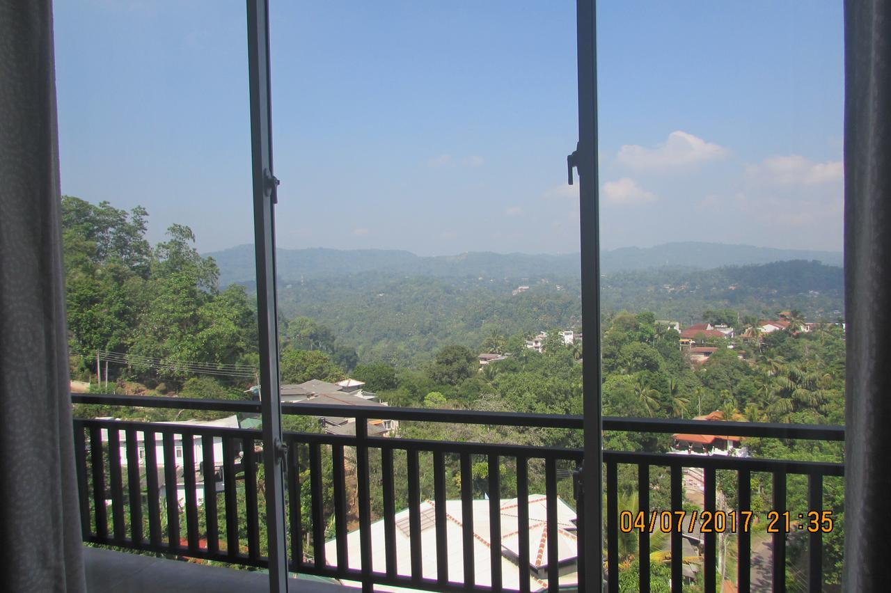 Red Chillies Tourist Inn Kandy Bagian luar foto
