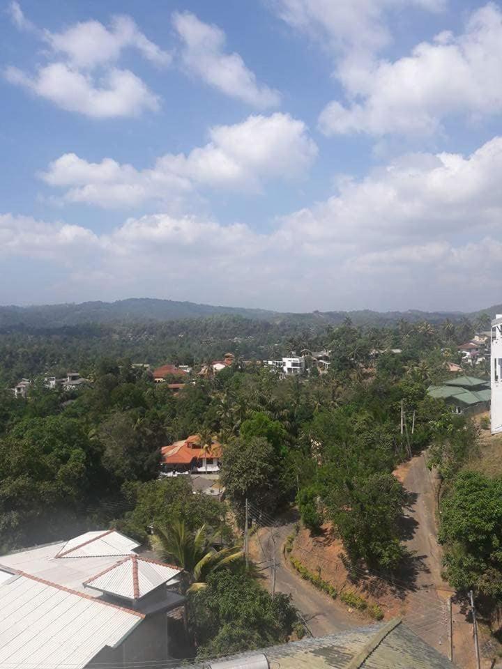 Red Chillies Tourist Inn Kandy Bagian luar foto