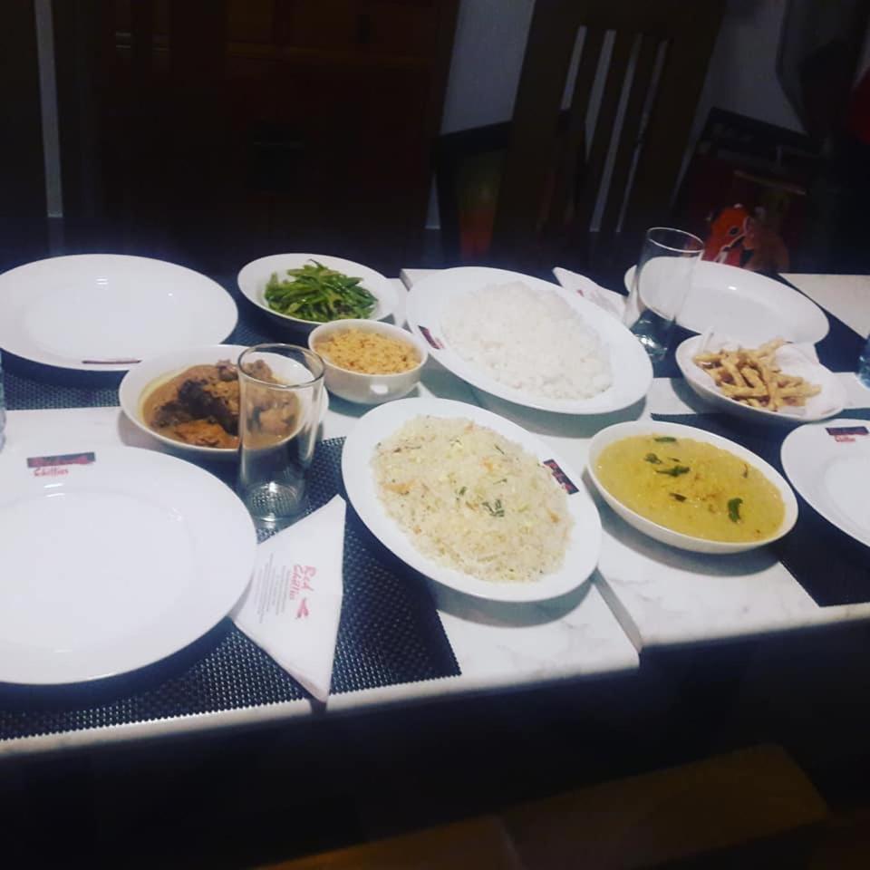 Red Chillies Tourist Inn Kandy Bagian luar foto